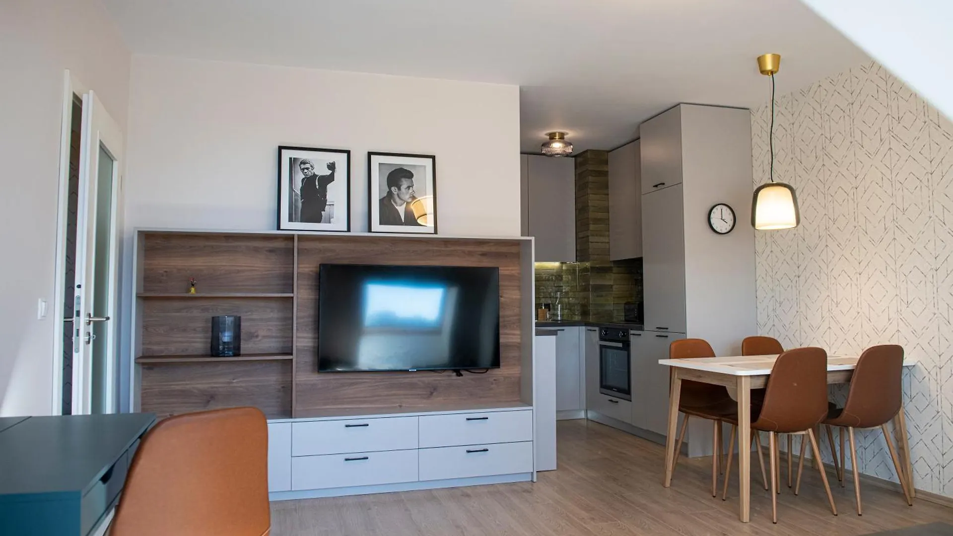 Paris A Sunny 2- Bedroom Apartment With Parking 索菲亞