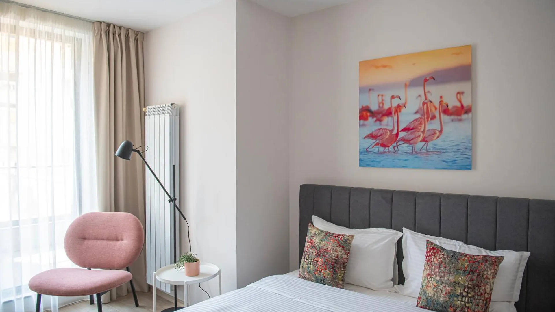 Paris A Sunny 2- Bedroom Apartment With Parking 索菲亞