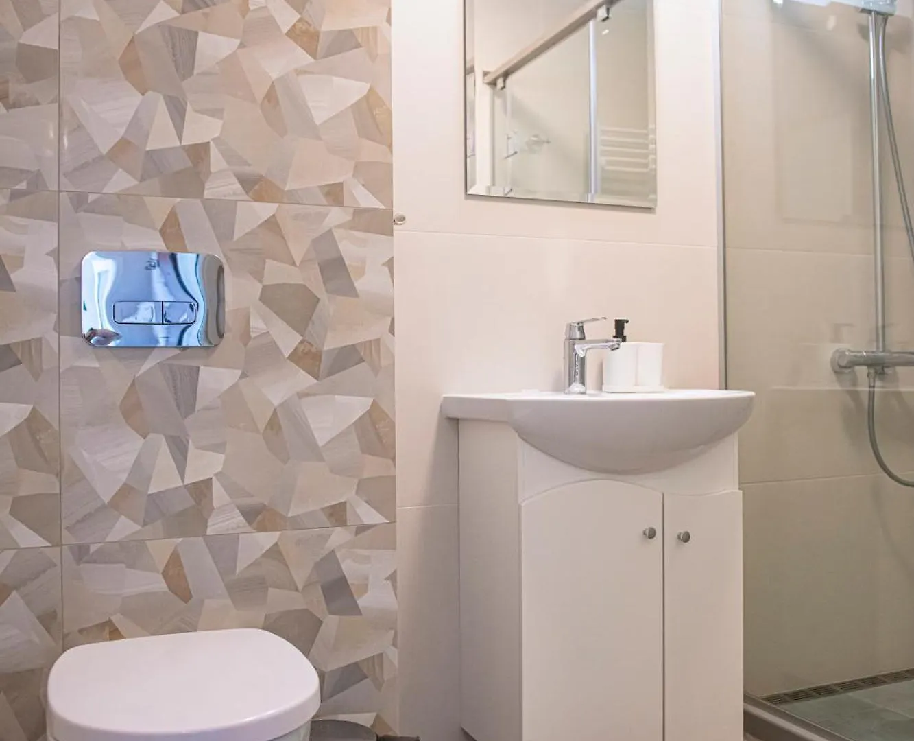 Paris A Sunny 2- Bedroom Apartment With Parking 索菲亞